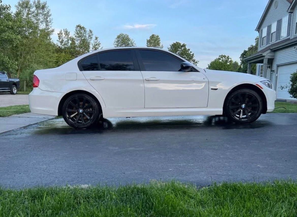 Used 2011 BMW 328i xDrive Sedan AWD/4WD image 4