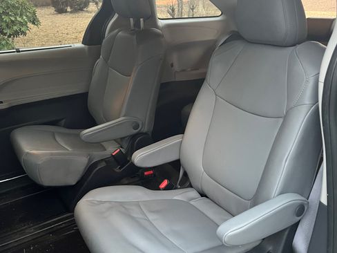 Used 2022 Toyota Sienna XLE FWD image 14