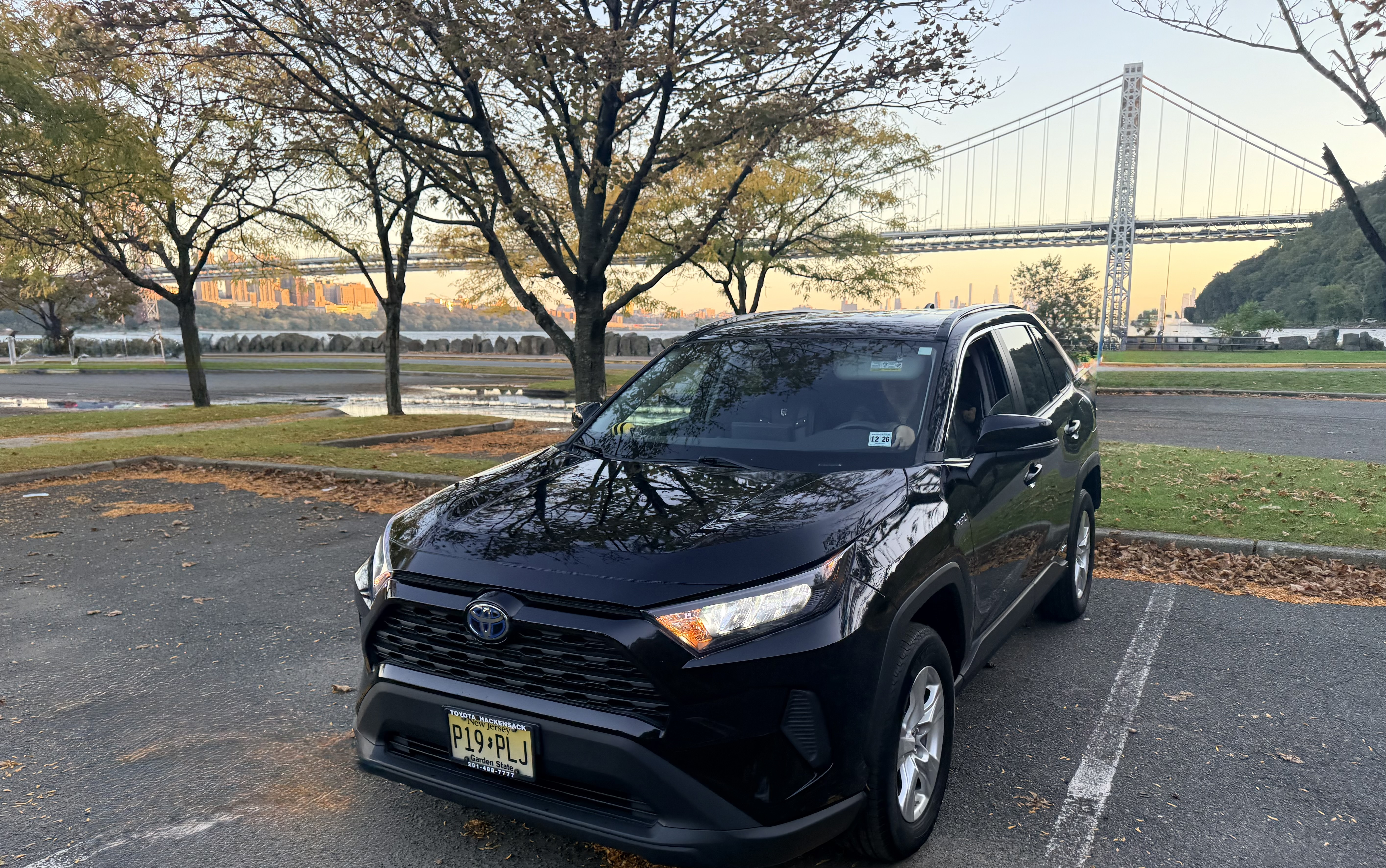 Used 2021 Toyota RAV4 LE AWD/4WD image 1