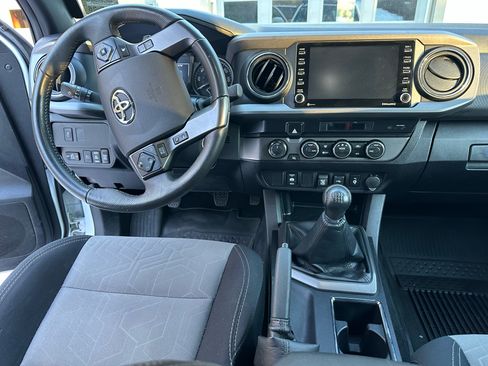 Used 2022 Toyota Tacoma TRD Off-Road image 9