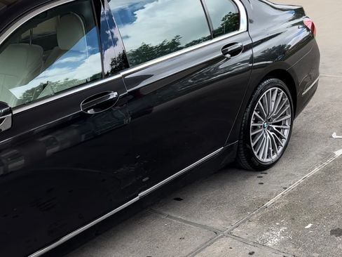 Used 2021 BMW 750i xDrive w/ Executive Package image 4