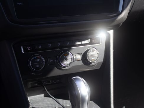 Used 2018 Volkswagen Tiguan SE w/ Panoramic Sunroof Package image 15