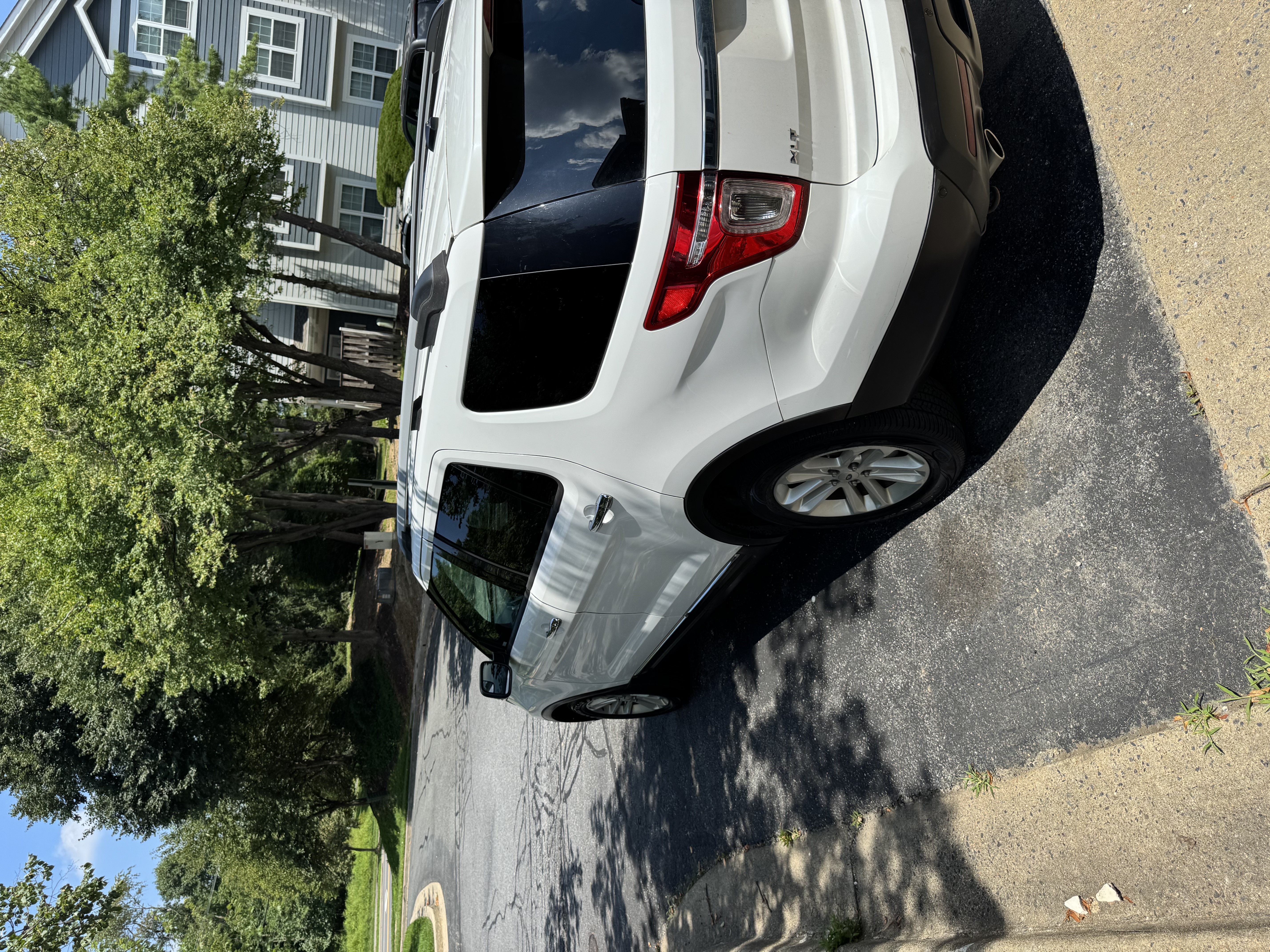 Used 2014 Ford Explorer XLT AWD/4WD image 9