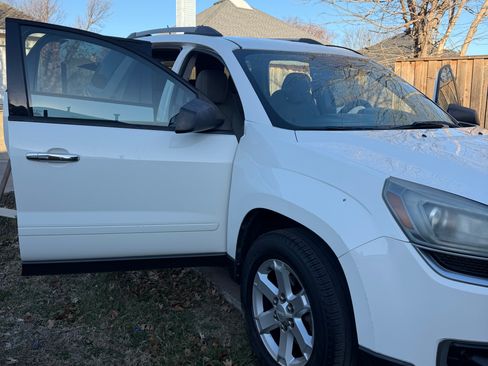 Used 2013 GMC Acadia SLE image 2