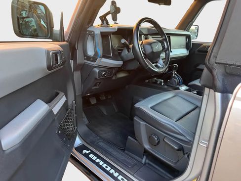 Used 2022 Ford Bronco Black Diamond image 6