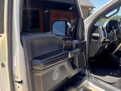 Used 2015 Ford F150 Platinum w/ Equipment Group 701A Luxury image 9