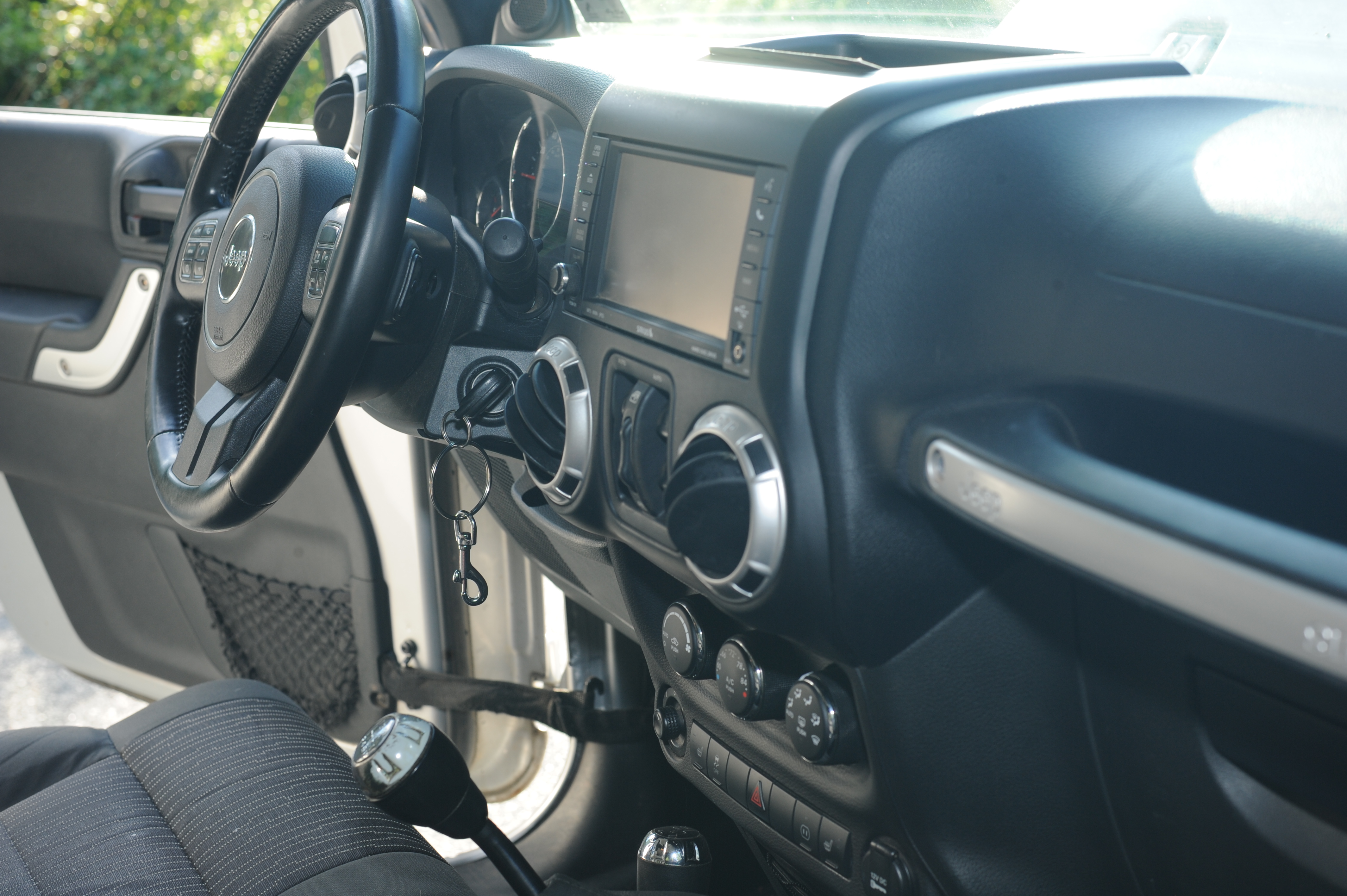 Used 2011 Jeep Wrangler Unlimited Rubicon w/ Connectivity Group AWD/4WD image 18