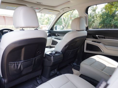 Used 2023 Kia Telluride EX w/ EX Captain's Chair Package FWD image 11