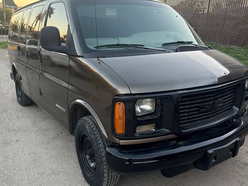 Used 2002 GMC Savana 2500 Passenger image 2