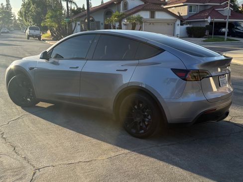 Used 2025 Tesla Model Y Long Range image 2
