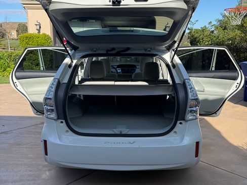 Used 2014 Toyota Prius V Three image 2