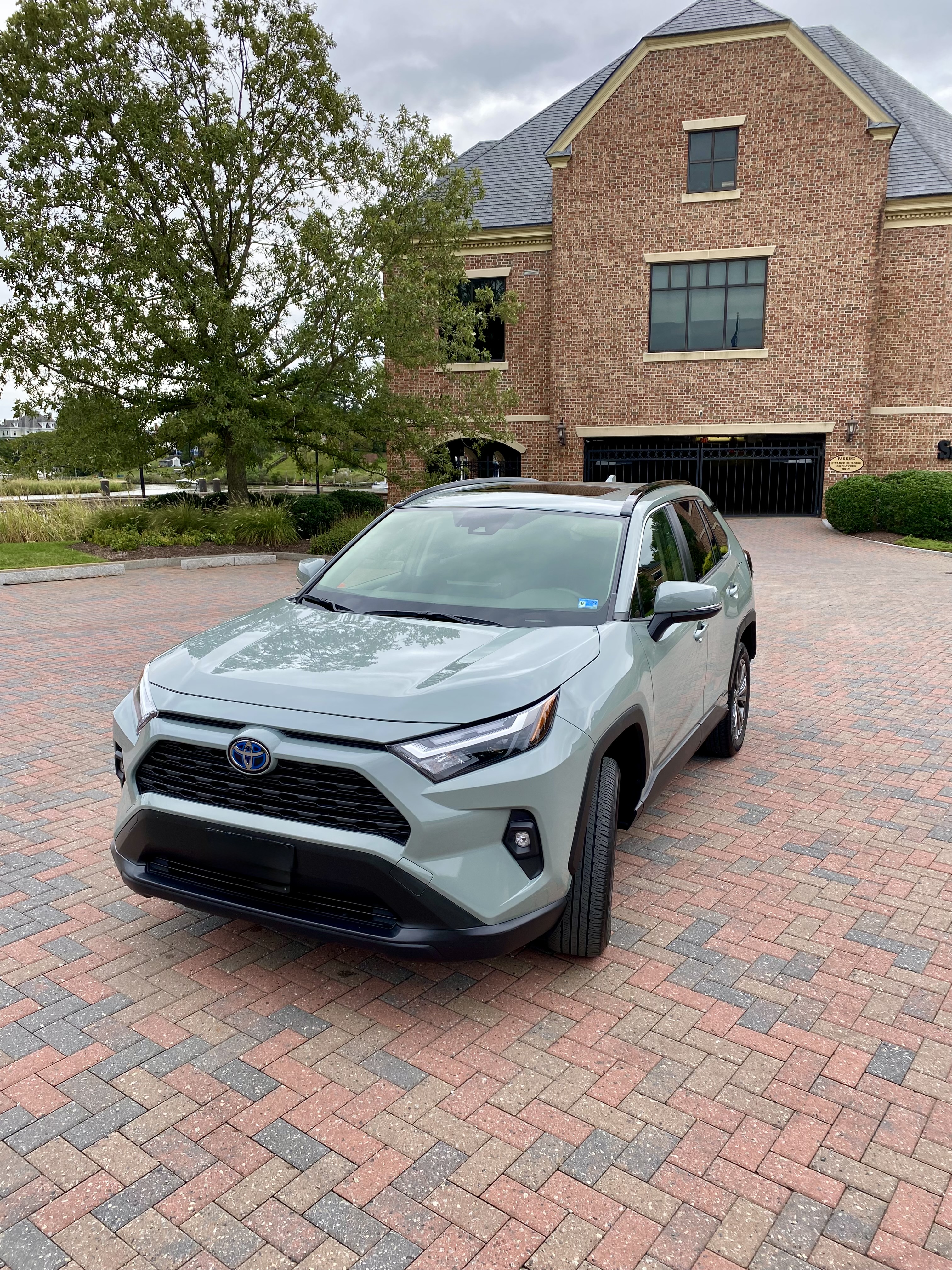Used 2023 Toyota RAV4 XLE Premium AWD/4WD image 2