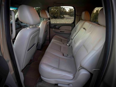 Used 2013 Chevrolet Suburban LT image 9