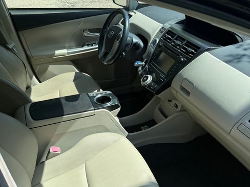 Used 2014 Toyota Prius V Five FWD image 5