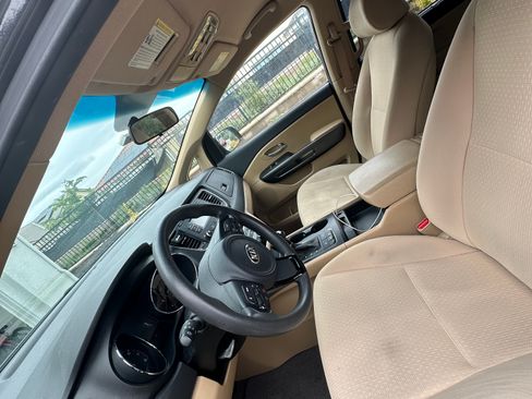 Used 2016 Kia Sedona LX w/ LX Convenience Package image 14