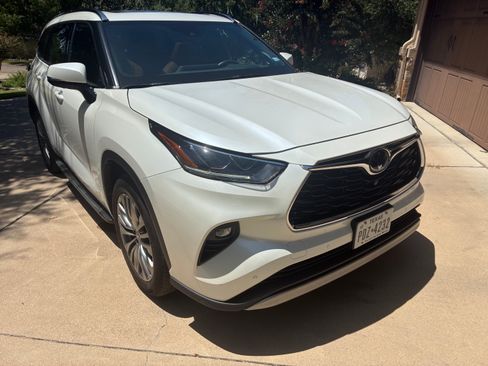 Used 2021 Toyota Highlander Platinum FWD image 6