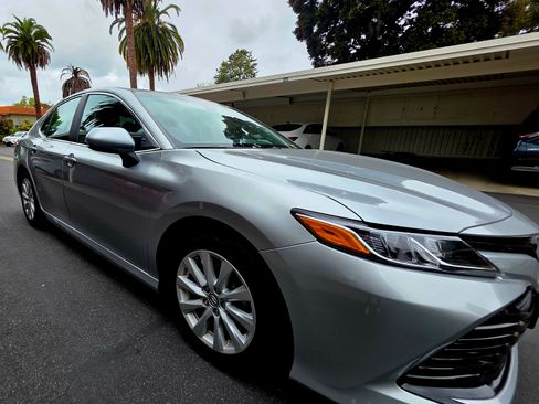 Used 2018 Toyota Camry LE image 4