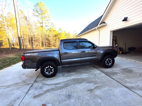 Used 2016 Toyota Tacoma TRD Off-Road image 5