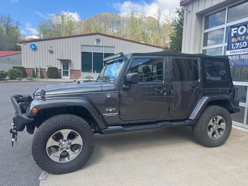 Used 2017 Jeep Wrangler Unlimited Sahara w/ Dual Top Group AWD/4WD image 8