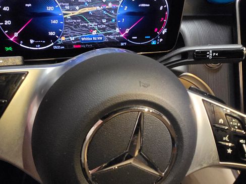 Used 2024 Mercedes-Benz GLC 300 4MATIC image 1