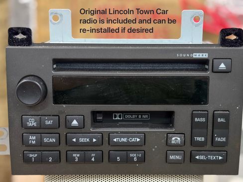 Used 2005 Lincoln Town Car Signature Limited image 16