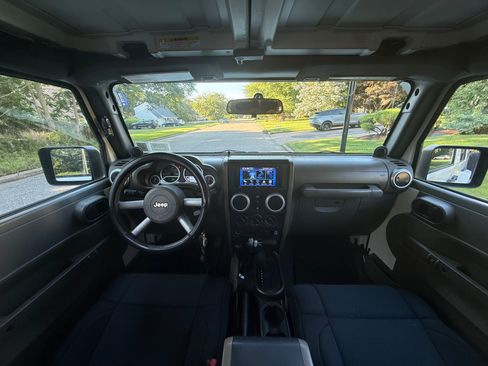 Used 2010 Jeep Wrangler Unlimited Sahara AWD/4WD image 12