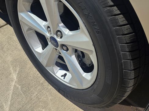 Used 2017 Ford Edge SE image 11