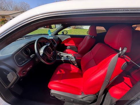 Used 2019 Dodge Challenger SXT image 11