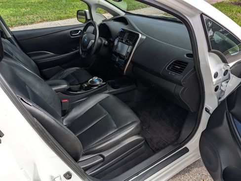 Used 2015 Nissan Leaf SL image 9