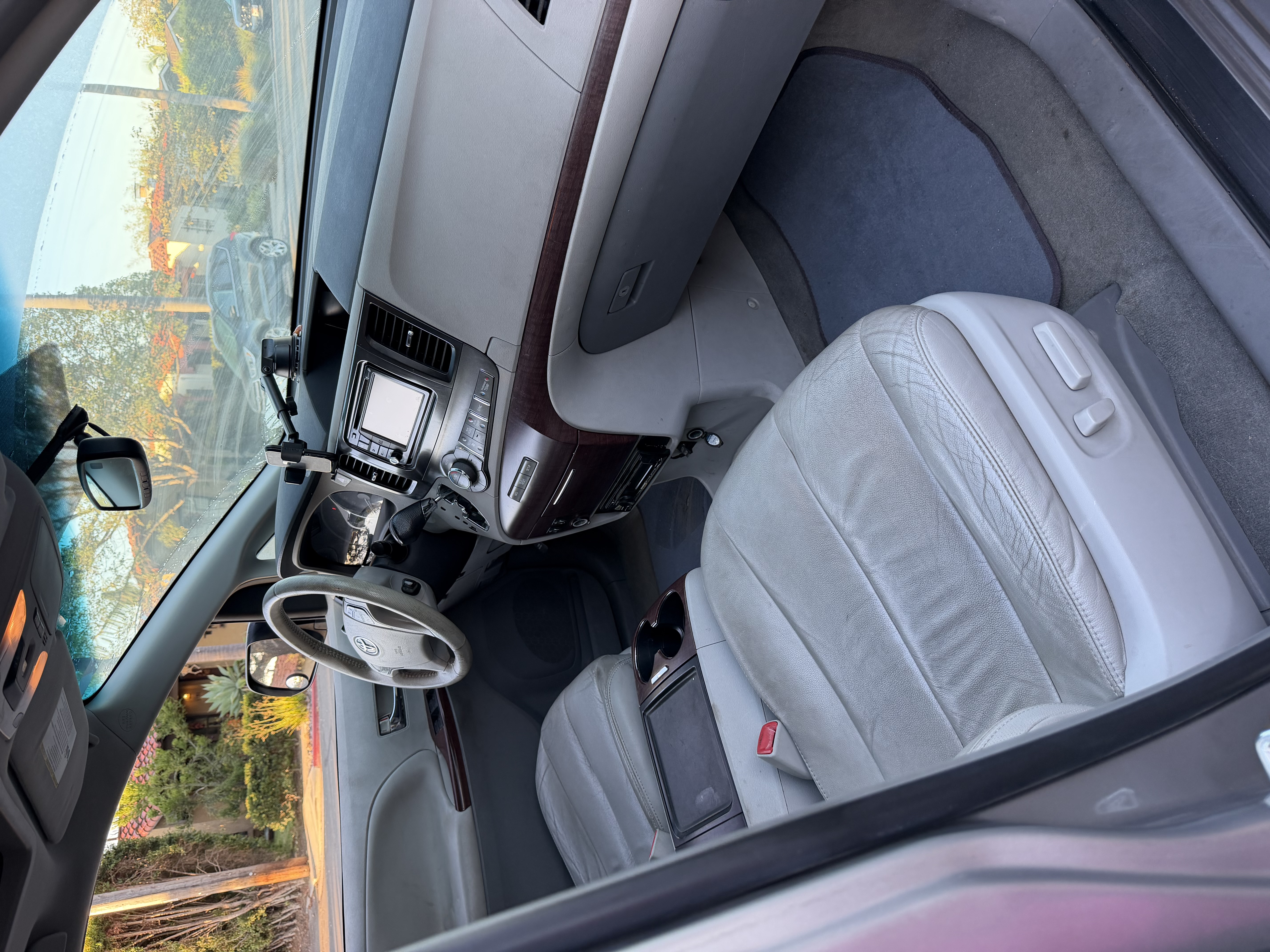 Used 2012 Toyota Sienna XLE FWD image 9