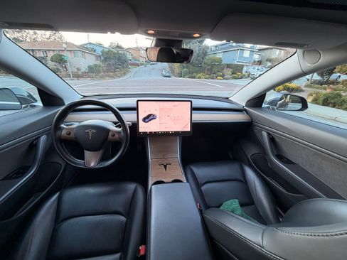 Used 2018 Tesla Model 3 Mid Range image 4