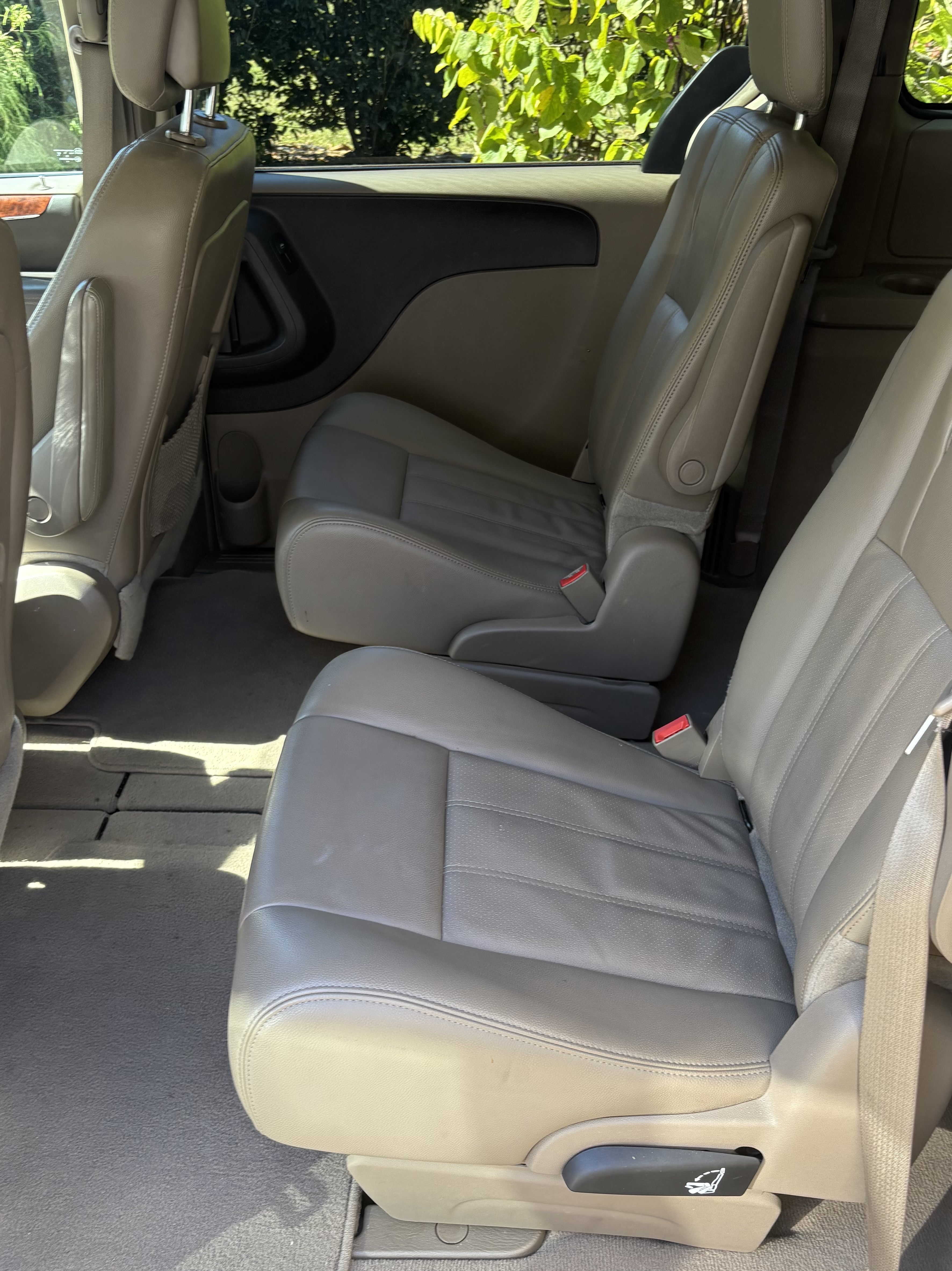 Used 2012 Chrysler Town & Country Touring w/ Entertainment Group #1 FWD image 9