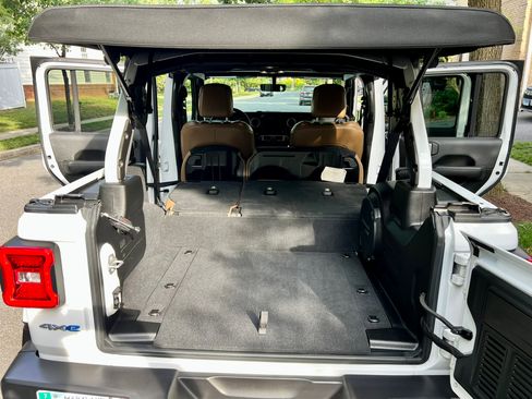Used 2022 Jeep Wrangler Unlimited Sahara w/ Cold Weather Group AWD/4WD image 13