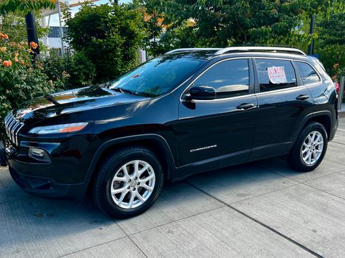 Used 2018 Jeep Cherokee Latitude Plus AWD/4WD image 9