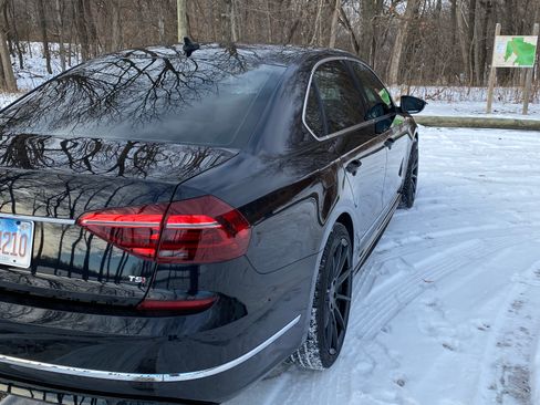 Used 2017 Volkswagen Passat 1.8T R-Line w/ R-Line Lighting Package image 9