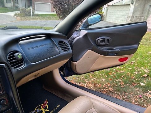 Used 2000 Chevrolet Corvette Coupe w/ Roof Pkg image 8
