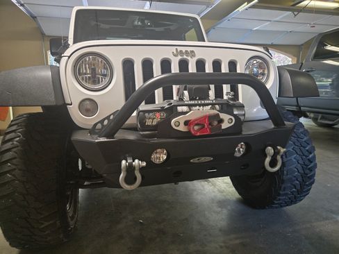 Used 2015 Jeep Wrangler Unlimited Rubicon w/ Connectivity Group AWD/4WD image 8