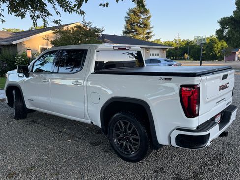 Used 2022 GMC Sierra 1500 Elevation w/ X31 Off-Road Package AWD/4WD image 9
