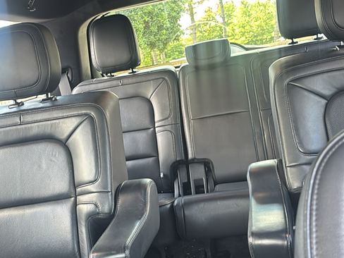 Used 2018 Lincoln Navigator Reserve w/ Technology Package AWD/4WD image 3