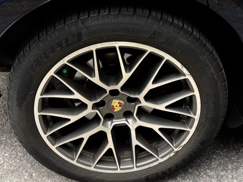 Used 2018 Porsche Macan Sport Edition AWD/4WD image 12