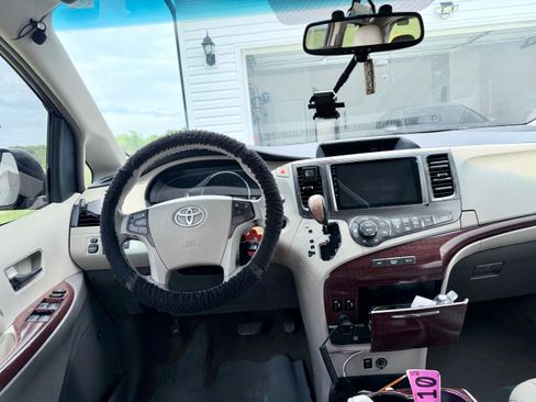 Used 2012 Toyota Sienna XLE w/ Premium Pkg FWD image 6