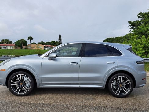 Used 2020 Porsche Cayenne Turbo image 2