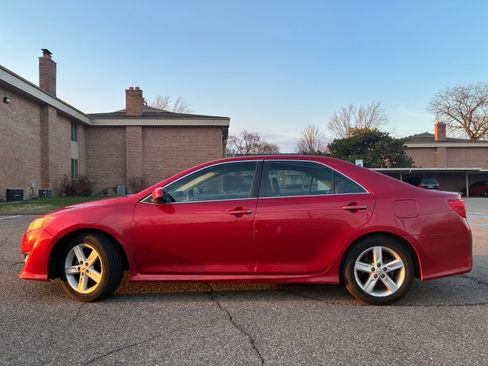 Used 2013 Toyota Camry SE image 2