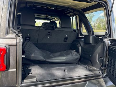 Used 2025 Jeep Wrangler Unlimited Rubicon image 8