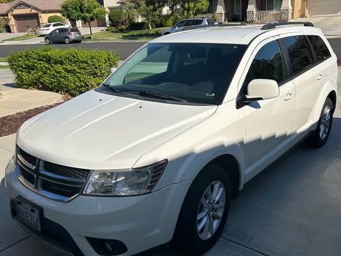 Used 2015 Dodge Journey SXT w/ Flexible Seating Group image 2