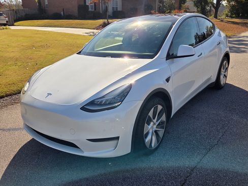 Used 2020 Tesla Model Y Long Range image 2