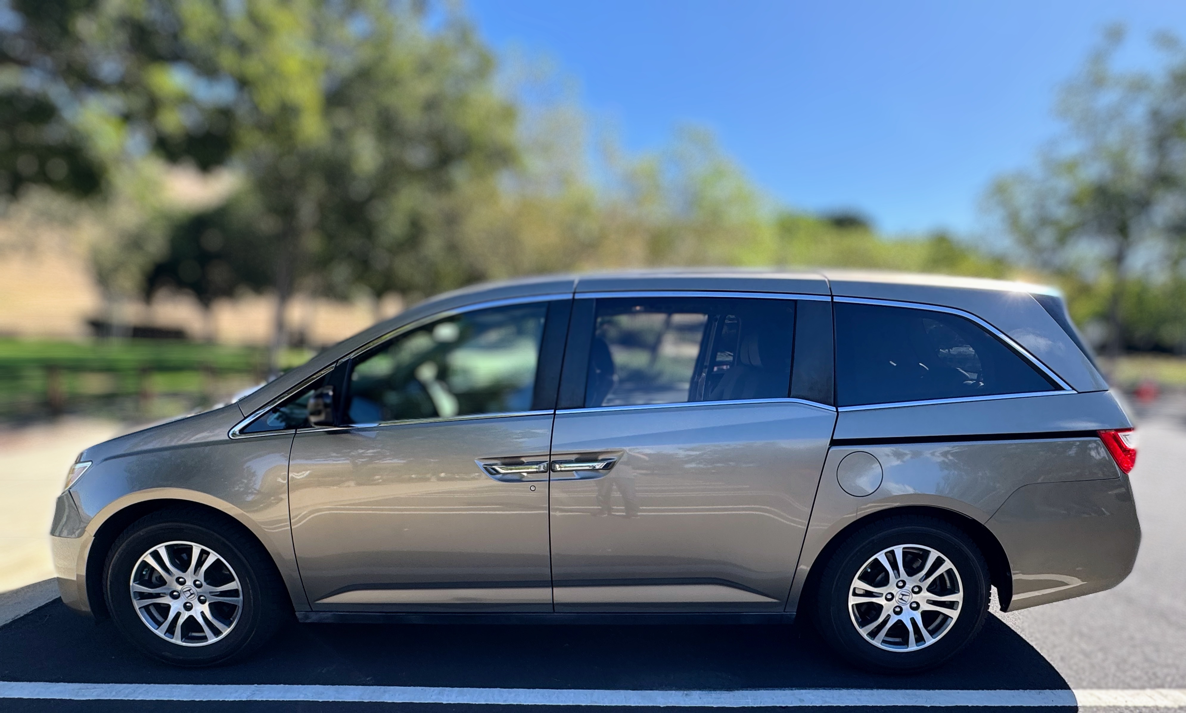 Used 2011 Honda Odyssey EX-L image 2