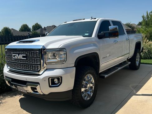 Used 2018 GMC Sierra 2500 Denali w/ Duramax Plus Package AWD/4WD image 5