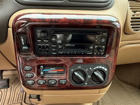 Used 2000 Chrysler Town & Country LXi image 11