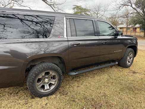 Used 2017 Chevrolet Suburban LT image 4
